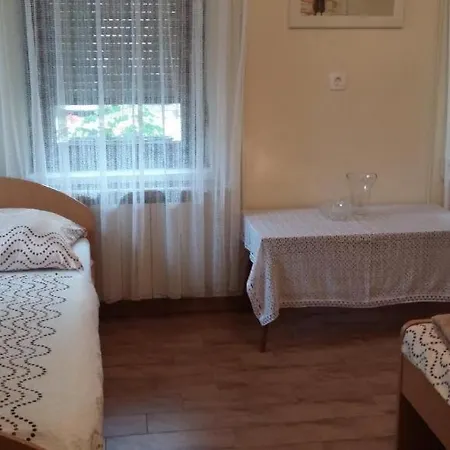 Apartma Lovriz *