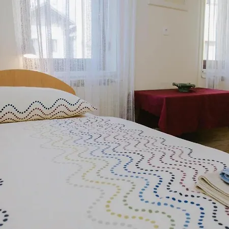 Apartma Lovriz *