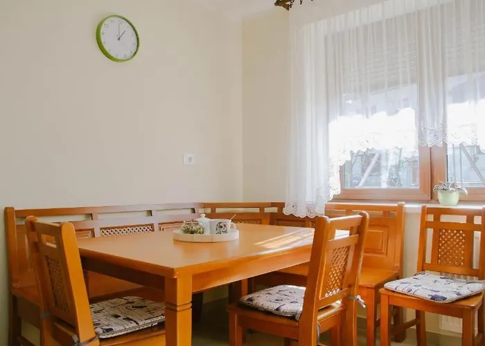 Apartma Lovriz 아파트 코바리드